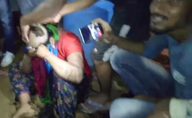 कंगारू अदालत के फैसले पर ग्रामीणों ने प्रेमी जोड़े का सिर मुड़ाकर सड़कों पर घुमाया