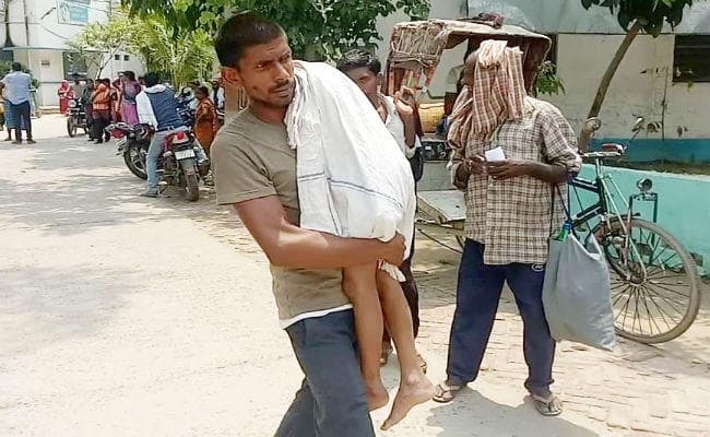 नालंदा : शव ले जाने के लिए नहीं मिला वाहन, कंधे पर शव लेकर चल पड़ा पिता, DM ने लिया संज्ञान, मांगा स्पष्टीकरण