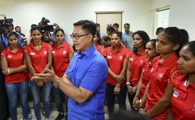 FIH सीरीज फाइनल्स का खिताब जीतने वाली भारतीय महिला हॉकी टीम से मिले खेल मंत्री रीजीजू