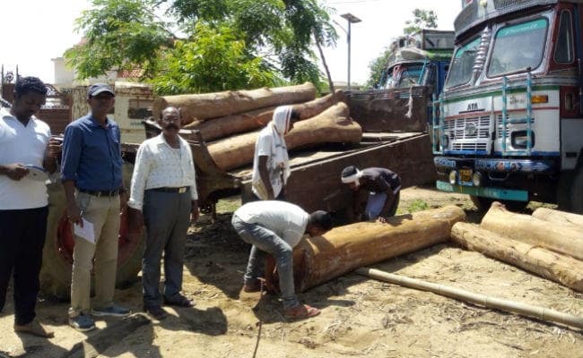 सिमडेगा : वन विभाग ने अवैध लकड़ी लदे ट्रैक्‍टर को किया जब्‍त