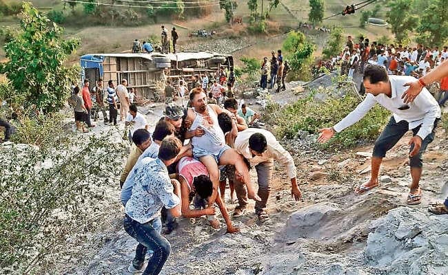 गढ़वा की अन्नराज घाटी में बस गिरी, पांच की मौत, 43 घायल