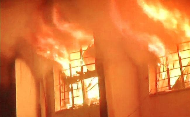 बिस्कुट कारखाने में लगी भयानक आग, करोड़ों का हुआ नुकसान