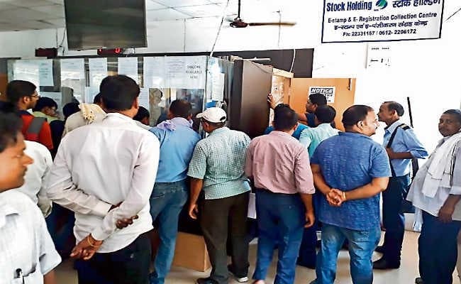 स्टांप पेपर आउट ऑफ स्टॉक इ-स्टांप भी मिलना मुश्किल