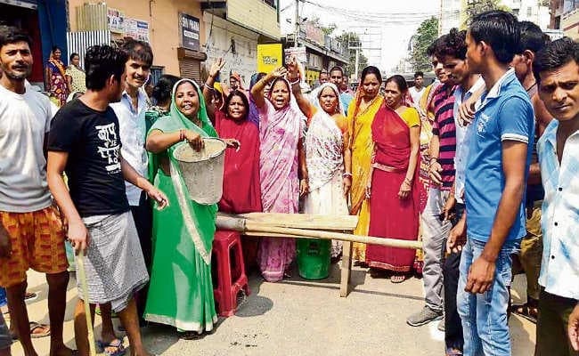 जलापूर्ति पंप पांच दिनों से खराब, आक्रोशितों  ने जाम की सड़क