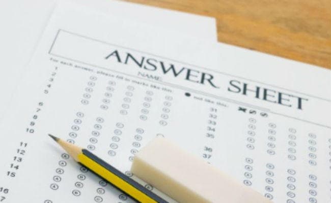 एलएलबी परीक्षा: मथुरा में सामूहिक नकल करते धराये छात्र, हो सकता है परीक्षा निरस्त