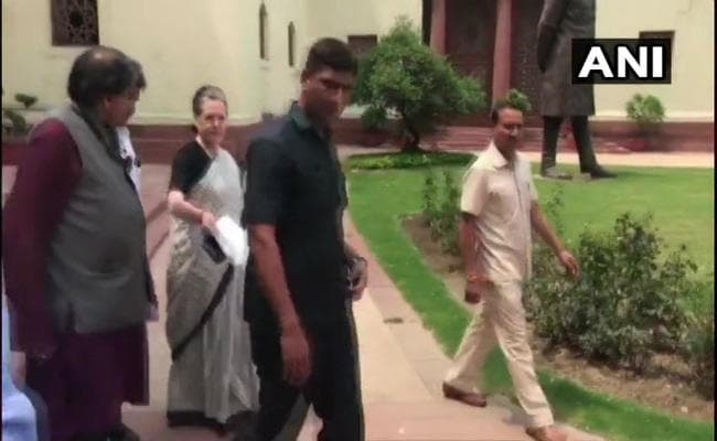 राहुल गांधी ने साफ कहा- अब नहीं रहूंगा अध्यक्ष, कांग्रेस के 51 सांसद भी नहीं मना पाये