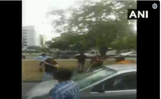 VIDEO :  कार टकराई तो, लड़की ने रड से किया हमला