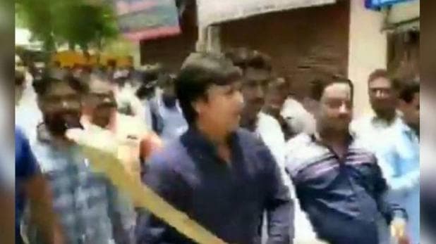 कैलाश विजयवर्गीय के एमएलए बेटे ने निगम अधिकारी पर बैट से बोला हमला