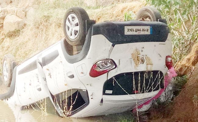 जमुई : दुल्हन की विदाई करा कर लौट रहे दूल्हे की गाड़ी नदी में गिरी,  ...जानें फिर क्या हुआ?