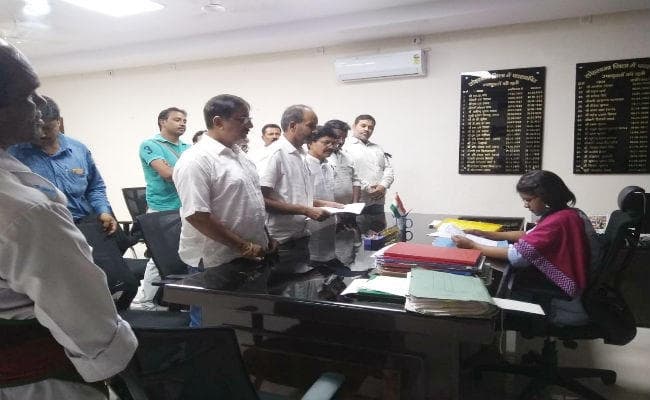 लोहरदगा : कांग्रेस कमेटी ने मॉब लिंचिंग की घटना के विरोध में डीसी को ज्ञापन सौंपा