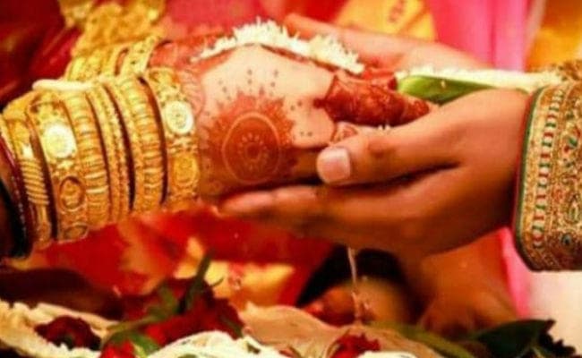 भारत में घट रहा है पारंपरिक विवाह का चलन : संरा रिपोर्ट