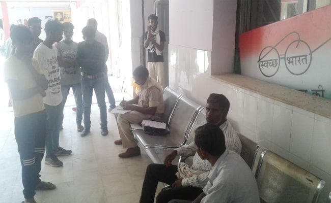 गुमला : बाराती गाड़ी की छत से गिरकर दो युवकों की मौत