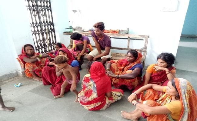 भूमि विवाद के मामले में महिलाओं के साथ पुलिस ने की बदसलूकी