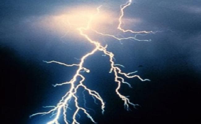 बिहार : आकाशीय बिजली गिरने से एक ही परिवार के तीन सदस्यों की मौत, दो अन्य झुलसे
