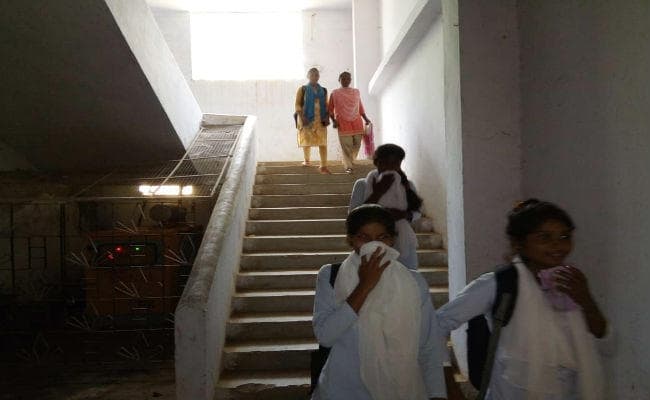 गुमला : शौचालय की बदबू, पानी की किल्लत यही है केओ कॉलेज की व्यवस्था