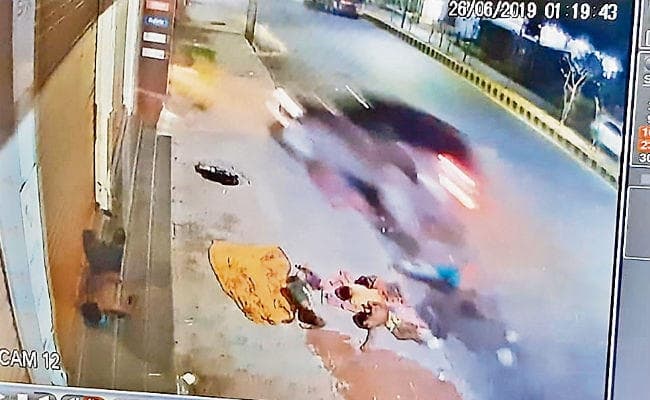 अनियंत्रित गाड़ी से कुचल कर मौत मामला : रात 11 बजे सोये और एक बजे हो गया हादसा