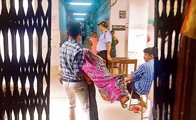 गया : नहीं मिला एंबुलेंस, बहन के शव को गोद में उठा कर ले गया भाई