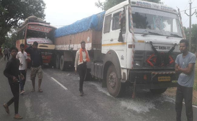 अहले सुबह बस ने खड़े ट्रक को पीछे से ठोका, दो महिला की मौत