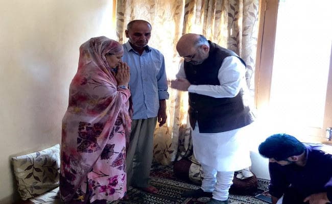 अमित शाह का कश्मीर दौराः लिया सुरक्षा स्थिति का जायजा, शहीद इंस्पेक्टर के परिवार से मिले