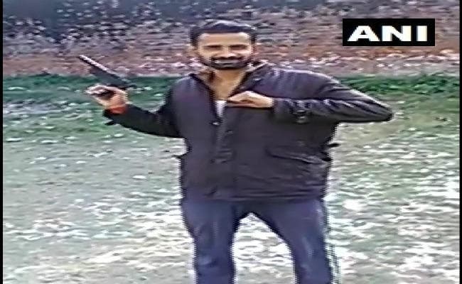 यूपीः उन्नाव जेल के कैदी का तमंचा लहराता वीडियो वायरल, चार जेलकर्मी बर्खास्त