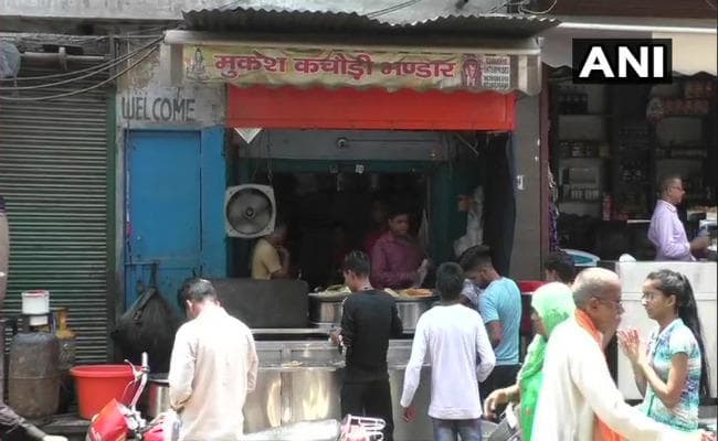 GST का फेरः अलीगढ़ में कचौड़ी दुकान पर कमर्शियल टैक्स डिपार्टमेंट ने मारा छापा