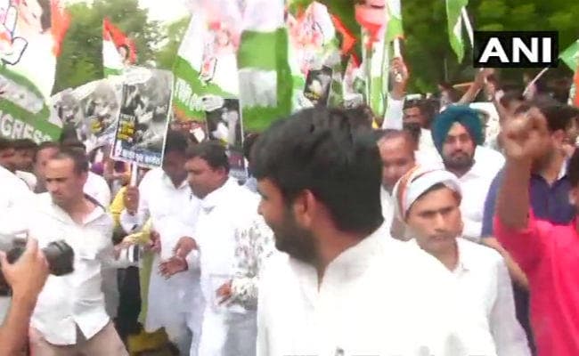 AES से मौत के विरोध में पटना से लेकर दिल्ली तक कांग्रेसियों का प्रदर्शन, केंद्रीय स्वास्थ्य मंत्री के आवास के बाहर प्रदर्शन, गिरफ्तार