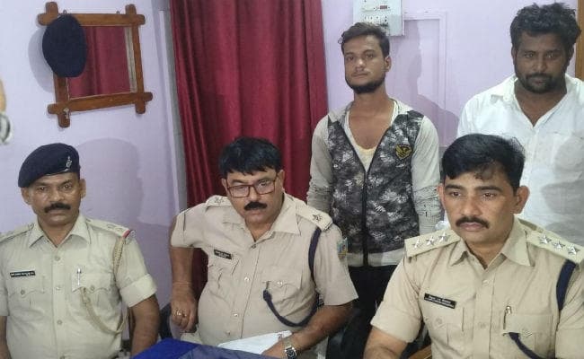 देवघर : गोलीबारी कांड के दो आरोपी गिरफ्तार, छह खोखा व तीन पिलेट बरामद