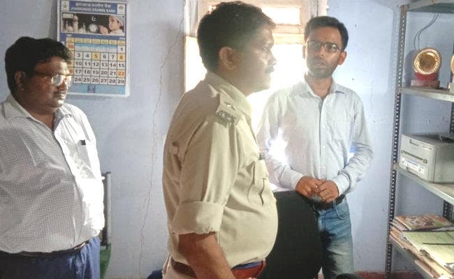 धनबाद : चलकुशा झारखंड ग्रामीण बैंक में लाखों रुपये की डकैती, बंदूक दिखाकर लूटा पैसा