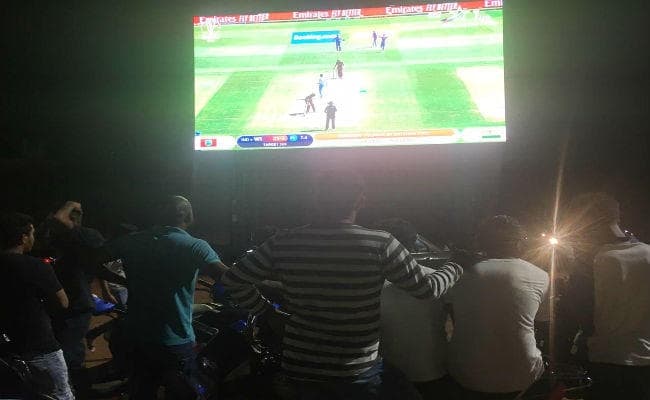 धौनी के शहर में वर्ल्‍ड कप का बुखार, मोराबादी में लोग LED स्क्रीन पर ले रहे मैच का मजा