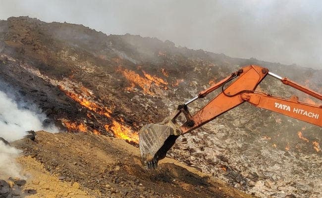 बड़कागांव : एक सप्ताह से डंप किये गये कोयले में लगी है आग, दर्जनों गांव में फैला प्रदूषण