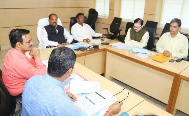 ग्रामीण विकास विभाग की समीक्षा में बोले CM रघुवर- वित्त आयोग की राशि पर हर गांव वाले का अधिकार