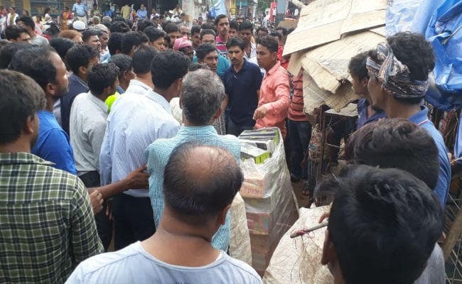 सिमडेगा : अतिक्रमण हटाओ अभियान से आक्रोशित दुकानदार ने की जेसीबी में तोड़फोड़