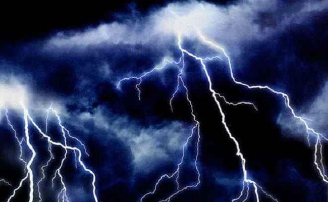 बारिश से बचने के लिए स्कूल के बरामदे में खड़े थे, वज्रपात से एक की मौत, नौ घायल