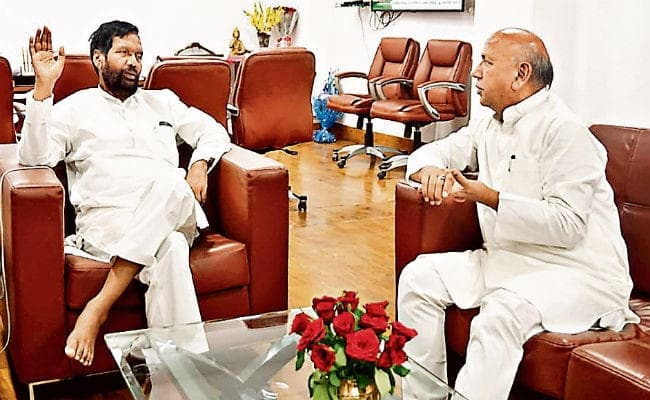 रांची : सरयू राय ने रामविलास से मुलाकात कर कहा, आबादी के मद्देनजर केंद्र अनाज का करे आवंटन