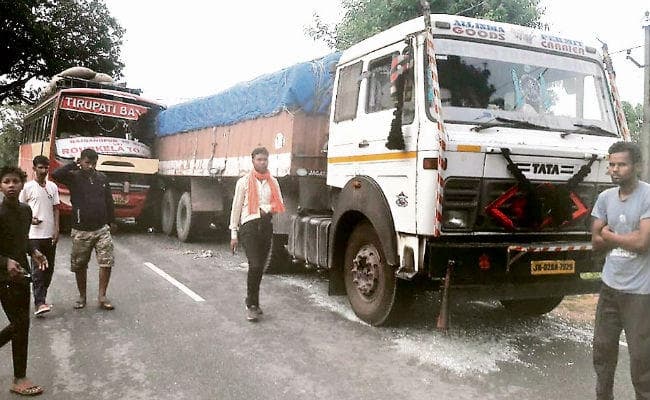 गुमला : जयबाला बस ने खड़े ट्रक में मार दी टक्कर, मां-बेटी की मौत, 20 यात्री घायल