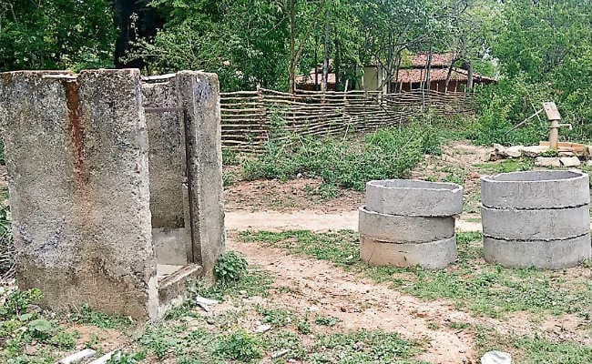 मची है लूट : पत्थलगड़ी इलाके में ऐसे किया जा रहा है सरकारी योजनाओं का काम, शौचालय आधे-अधूरे, न टंकी, न दरवाजा