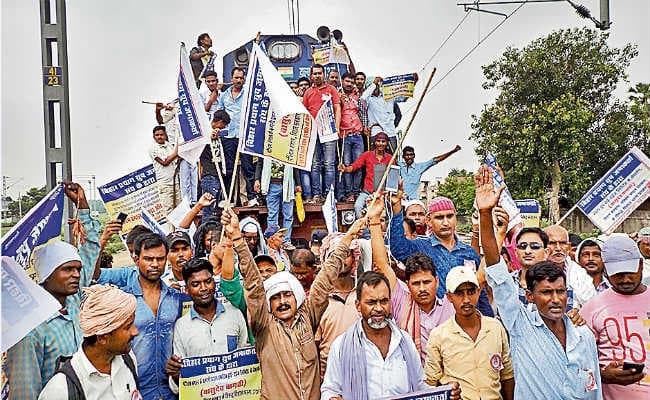 सहरसा : निजी बैंक में जमा पैसा नहीं मिलने पर रोकी ट्रेन, लाठीचार्ज