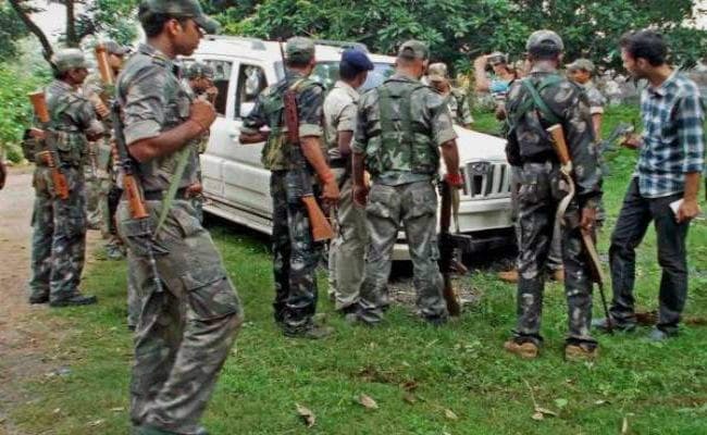 छत्तीसगढ़ में पुलिस और नक्सलियों की बीच मुठभेड़, दो जवान शहीद, एक महिला की मौत
