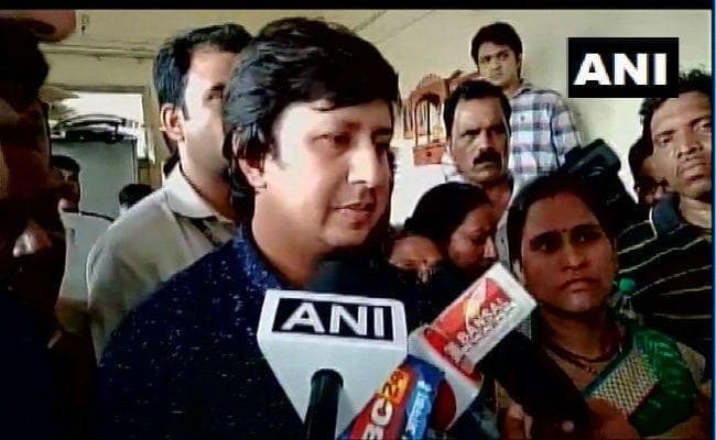 आकाश विजयवर्गीय ने जिस अधिकारी को पीटा था, वह आईसीयू में भर्ती