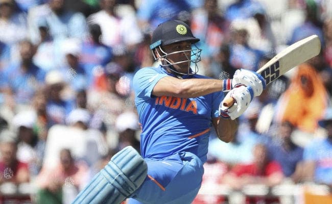 धौनी की हो रही आलोचनाओं के बीच बोले कोहली- उसे पता है क्रीज पर करना क्या है