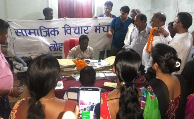 लोहरदगा : बिजली विभाग के अधिकारियों को जगाने के लिए लोगों ने लिया गांधीगीरी का सहारा