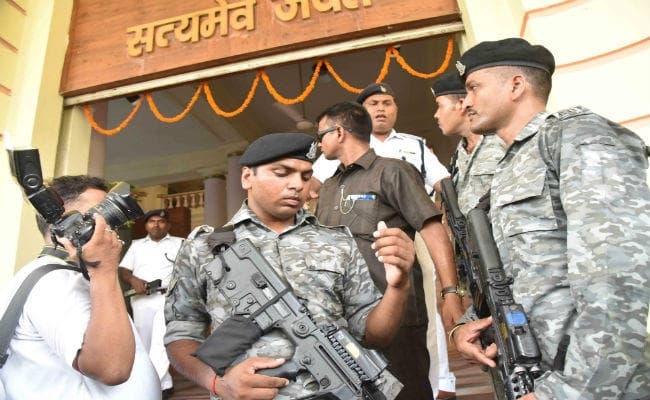 सुरक्षा गार्डों ने तोड़ी सदन की मर्यादा, हथियार लेकर सदन में घुसने की कोशिश की, मार्शल ने रोका