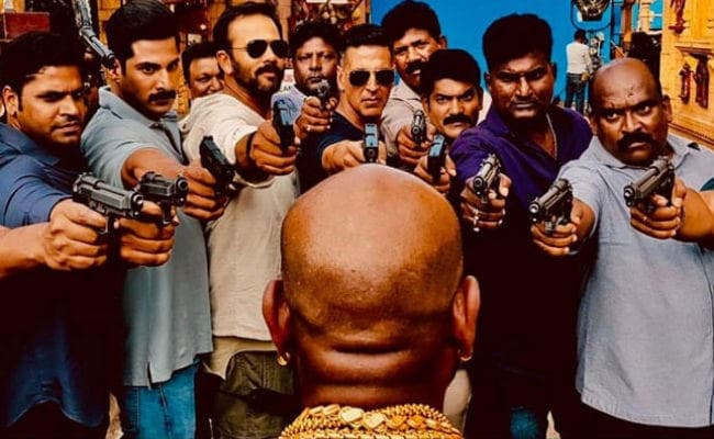 Sooryavanshi Akshay Kumar ने इस शख्स पर क्यों तान दी बंदूक? देखें Viral PIC