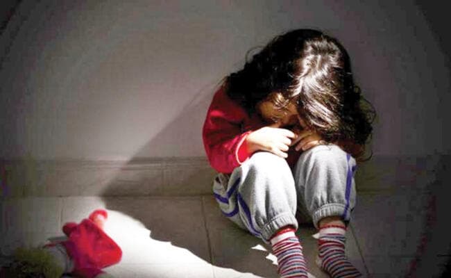 नाबालिग मुक्त करायी गयी, तीन गिरफ्तार