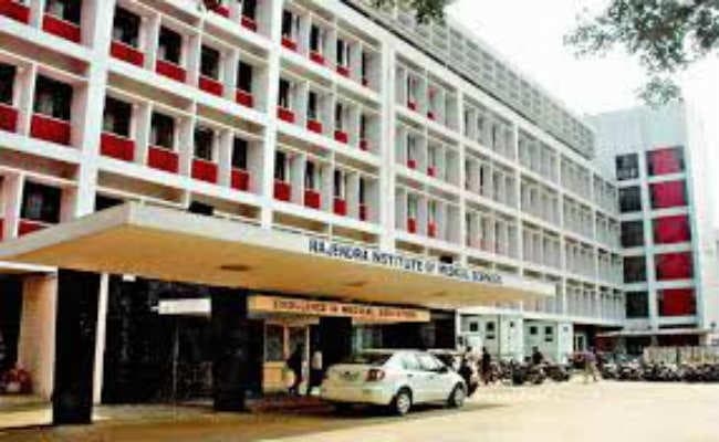 रिम्स को एम्स जैसा बनाना है  तो वैसी सुविधाएं व फंड भी दें