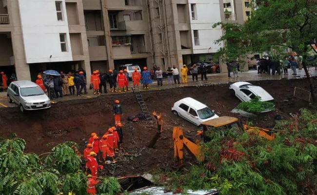 महाराष्ट्रः पुणे में दीवार गिरने से 17 लोगों की मौत, मृतकों में 12 बिहार के, कई घायल