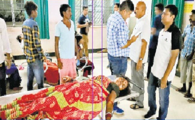 दुमका : भोज में मीट-भात खाकर दर्जनों लोग हुए बीमार, छिपकली गिरा था मीट में