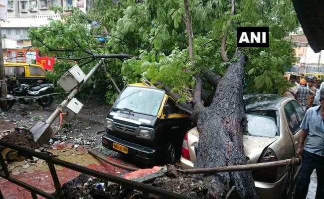 मुंबई और आस-पास के इलाकों में भारी बारिश जारी