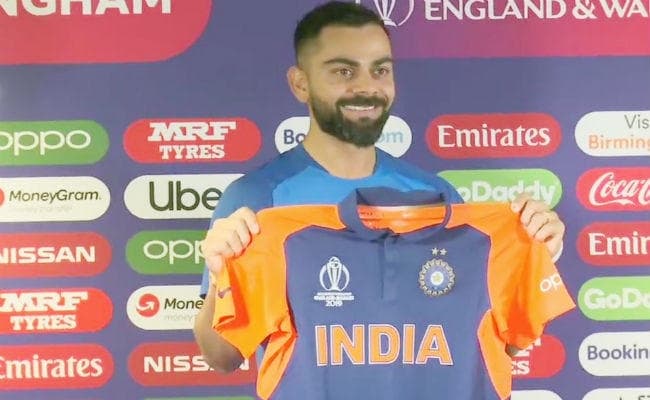 विवाद के बीच कोहली ने की नयी जर्सी की तारीफ, कहा - केसरिया रंग ठीक है, लेकिन...