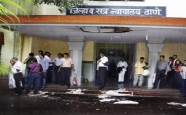 ठाणे के सेशन कोर्ट में हत्या के आरोपी ने जज पर फेंकी चप्पल, मामला दर्ज